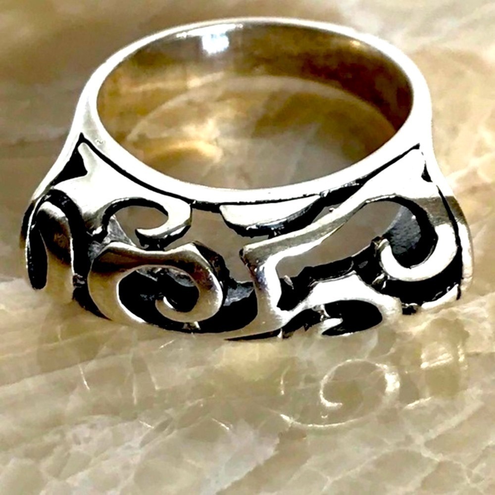 Elegant 925 Sterling Silver Exquisite Design Ring